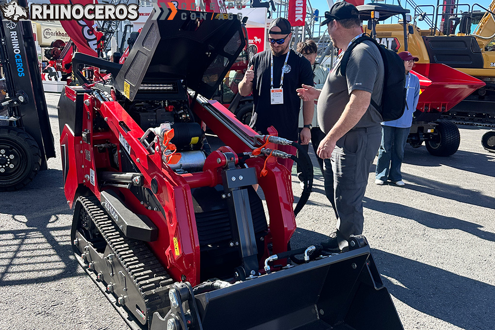 A minicarregadora Rhinoceros KS1000 e o empilhador KS627 atraem visitantes na CONEXPO 2026.