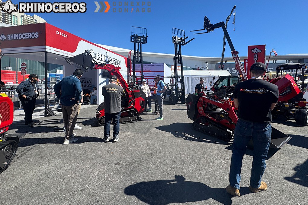 Stand de exposição de equipamentos de construção Rhinoceros na CONEXPO CON AGG 2026 com escavadoras e carregadoras