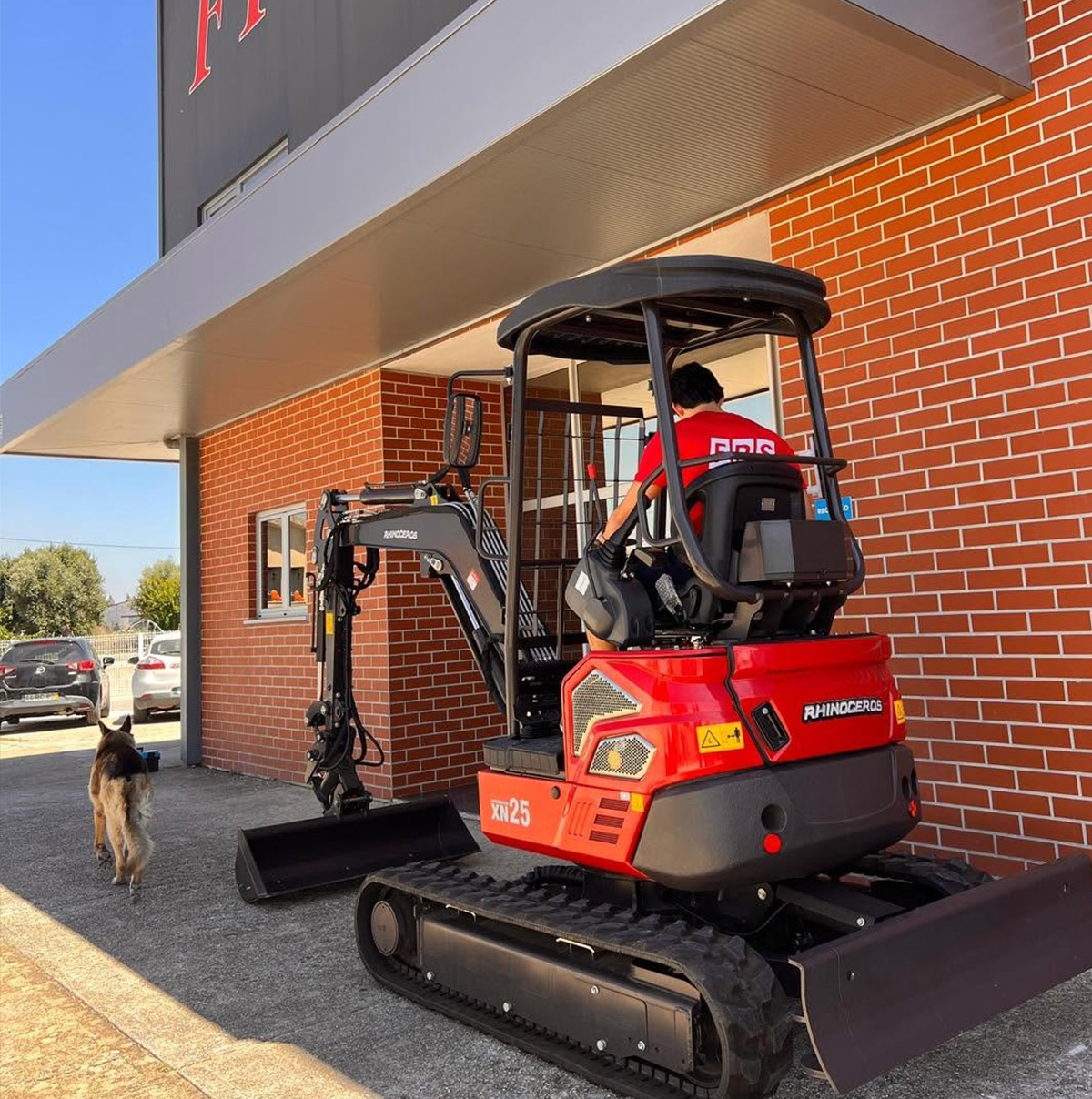 escavadora rhinoceros xn25c em Portugal.jpg
